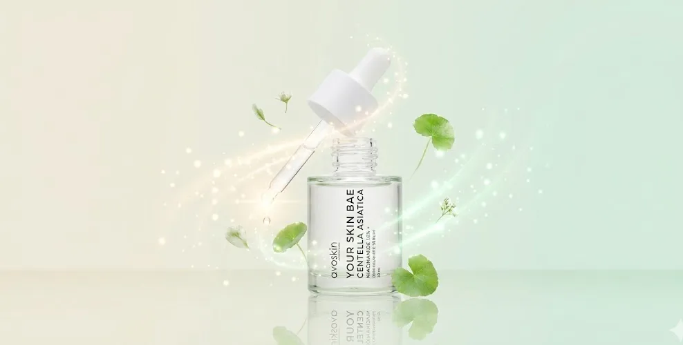 Botol serum Avoskin Niacinamide di atas latar kuning, menampilkan tekstur cair bening dan poin-poin manfaat utama untuk kesehatan kulit